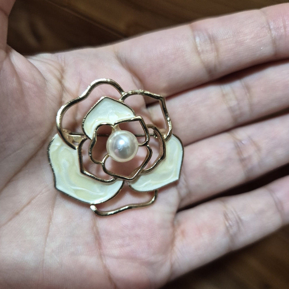 Fashion Jewelry Cream Enamel Flower Brooch with Pearl Accent